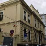 La maggior parte degli edifici scolastici storici di Bari si trova per� nel popoloso quartiere Libert�. Partiamo da via Manzoni, dove a pochi passi da Corso Italia � situata ad esempio la scuola dell�Infanzia Manzari Buonvino, costruita nel 1928. Di dimensioni ridotte, presenta un blocco unico rettangolare affiancato da due ali laterali, un piccolo e raffinato fregio sull�ingresso e un colore giallino pallido che le conferiscono un�aria dolcemente antiquata